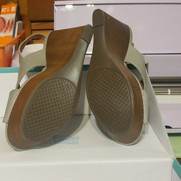 Shoes - Picture 2 of 4